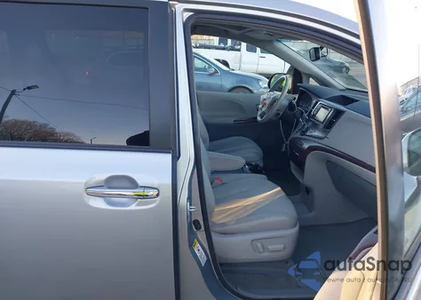 2014 Toyota Sienna Xle V6 8 Passenger z USA, uszkodzony, nr VIN 5TDYK3DC8ES505873